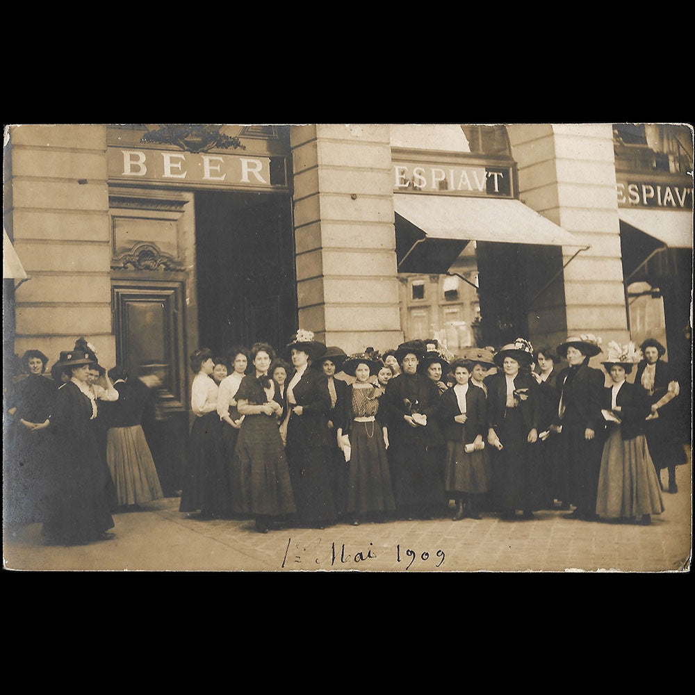 Beer - Employés de la maison de couture, place Vendôme à Paris (1909)