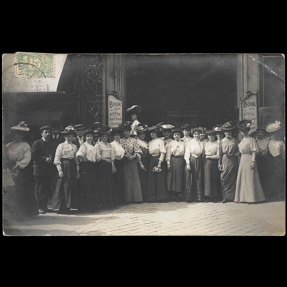 Boué Soeurs - Employées devant la maison de couture, 9 rue de la Paix (1906)