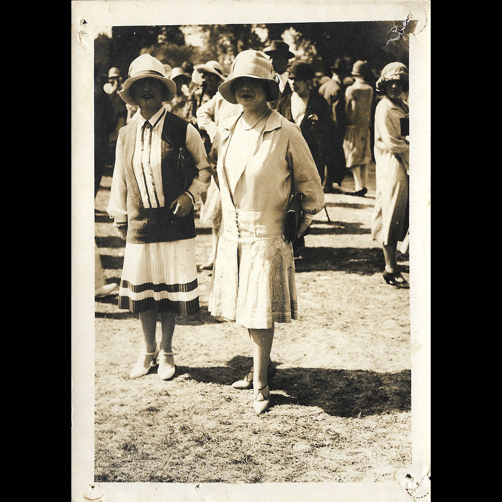 Elégante, la mode aux courses à Deauville, photographie de Henri Manuel (1926)