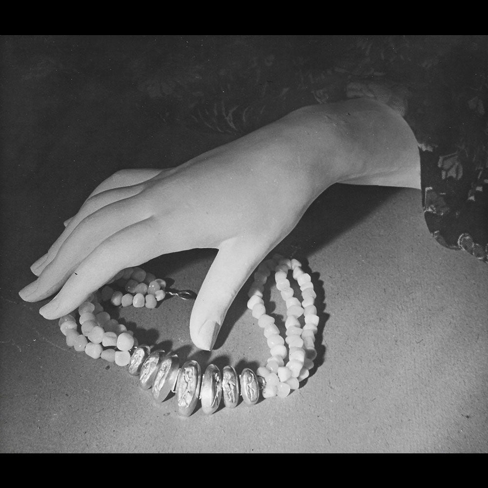 Line Vautrin - Collier La Danse sur le volcan, photographie de Crespi (1947)