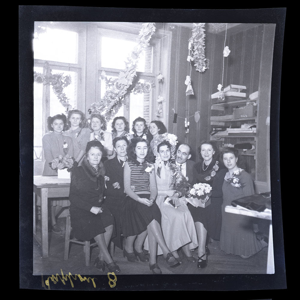 Raphael - Employées posant à la Sainte-Catherine, réunion de 15 négatifs (circa 1947)