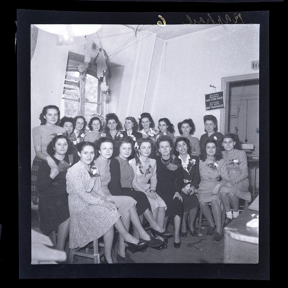 Raphael - Employées posant à la Sainte-Catherine, réunion de 15 négatifs (circa 1947)
