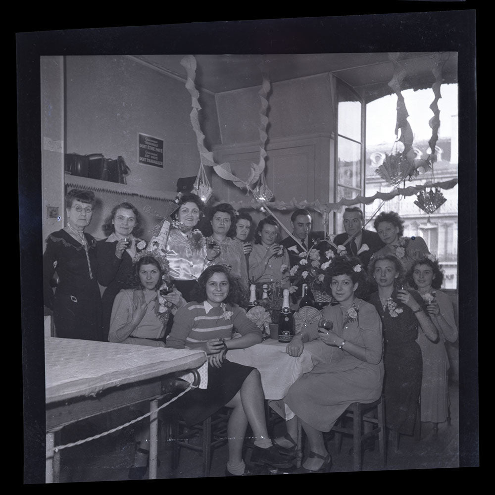 Raphael - Employées posant à la Sainte-Catherine, réunion de 15 négatifs (circa 1947)