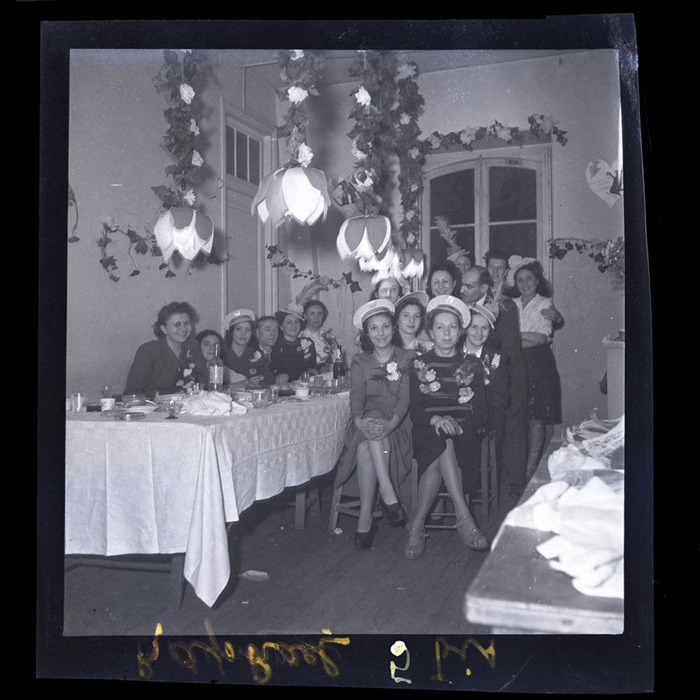 Raphael - Employées posant à la Sainte-Catherine, réunion de 15 négatifs (circa 1947)