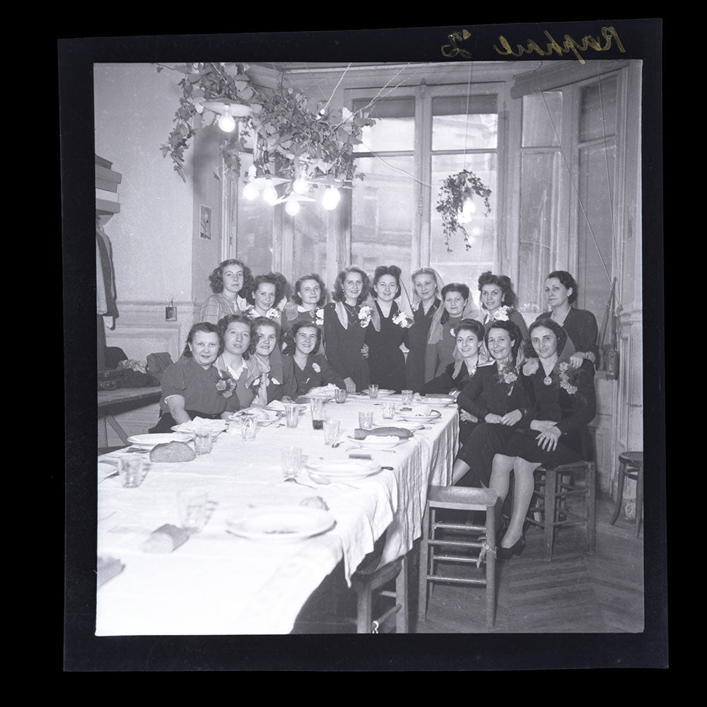 Raphael - Employées posant à la Sainte-Catherine, réunion de 15 négatifs (circa 1947)