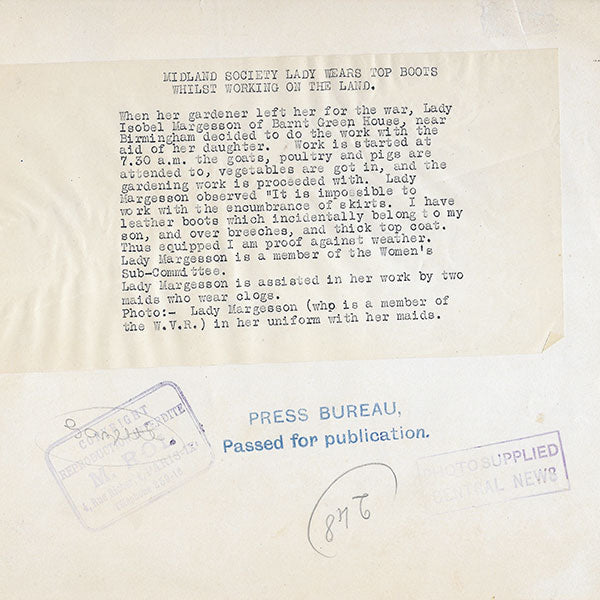 Guerre et Mode - Midland society lady wears top boots, photographie de presse de Lady Margesson (1916)
