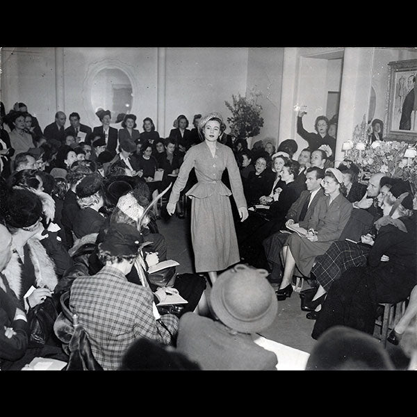 Jean Desses - Défilé du modèle 317 de la collection de printemps (circa 1945)
