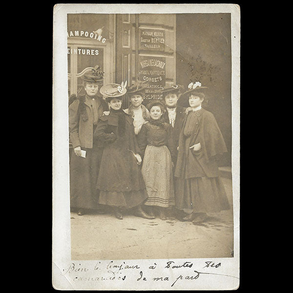 Margaine-Lacroix - Personnel posant devant la façade du 19 boulevard Haussman à Paris (1906)