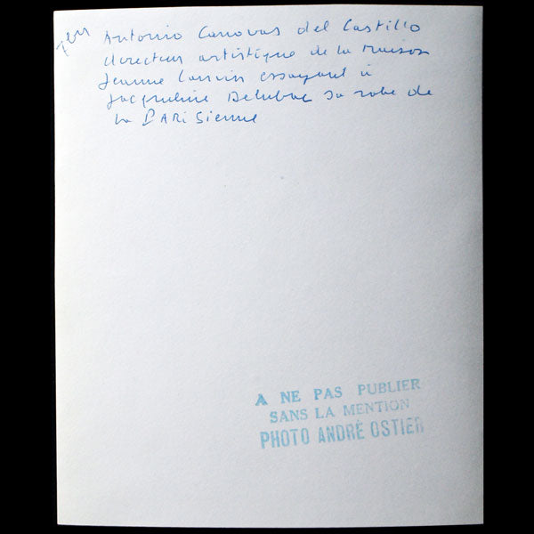 Essayage de Jacqueline Delubac de sa robe pour la Parisienne créée par Antonio Castillo pour Paquin (1945)