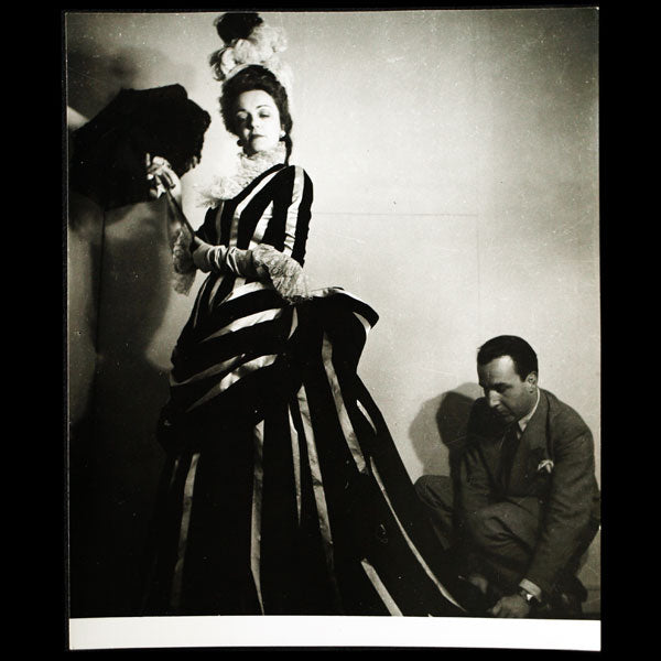 Essayage de Jacqueline Delubac de sa robe pour la Parisienne créée par Antonio Castillo pour Paquin (1945)