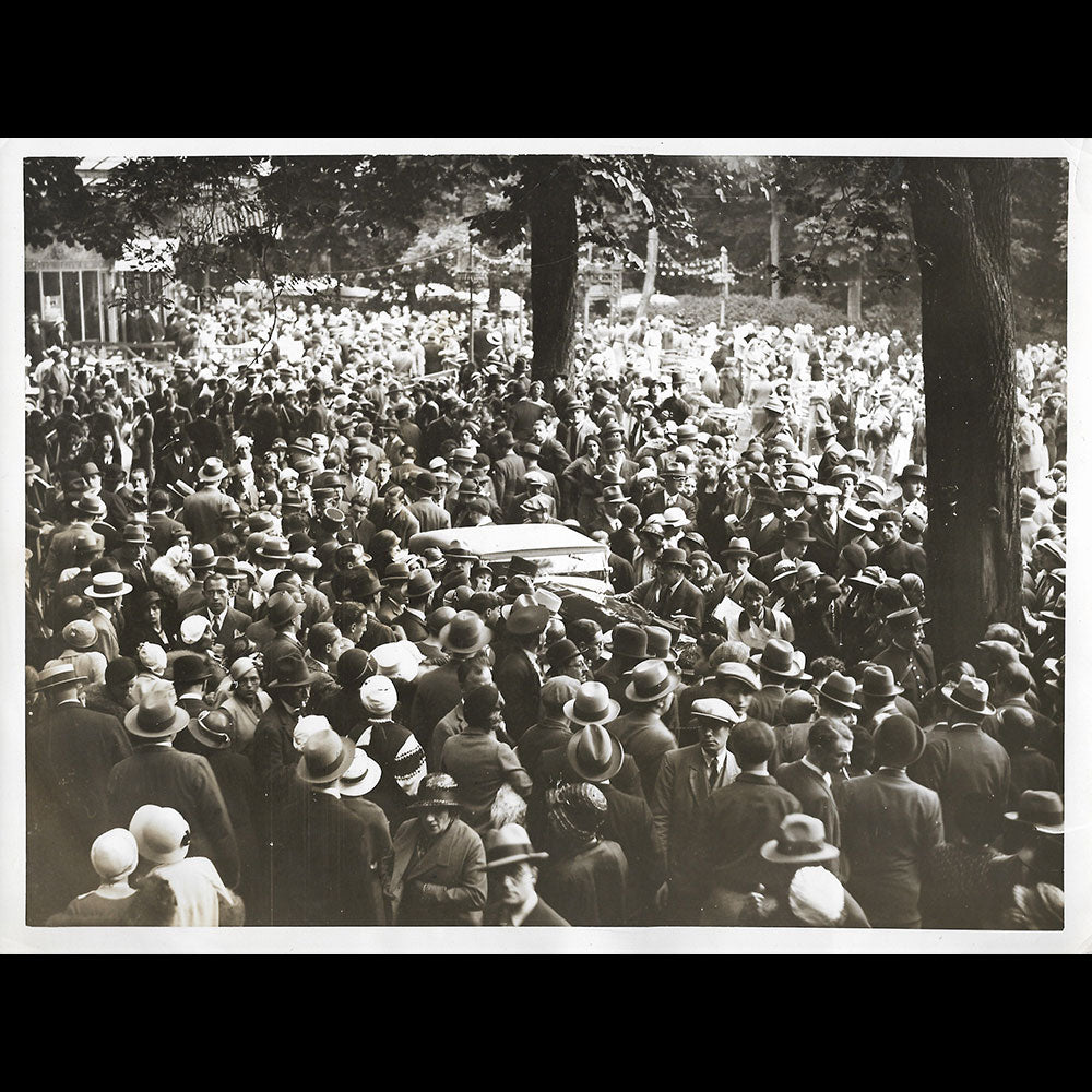 Un accident au concours d'élégance féminine en automobile (1932)