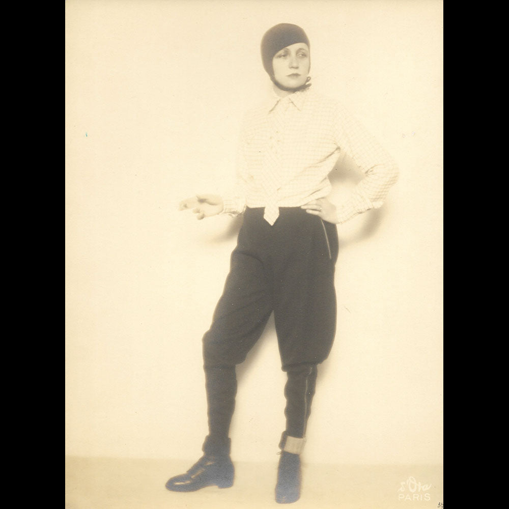Agnès Rittener - Portrait de la modiste en tenue de motocycliste de Schiaparelli, tirage de D'Ora (1929)