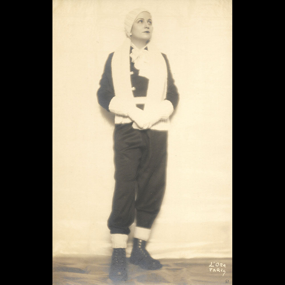 Agnès Rittener - Portrait de la modiste en tenue de ski de Schiaparelli, tirage de D'Ora (1931)