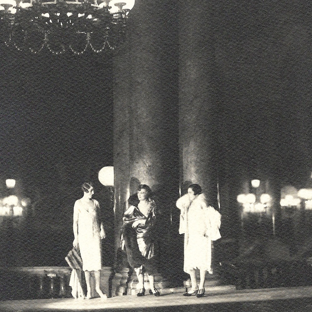 Worth - Mannequins à l'Opéra de Paris, tirage de Thérèse Bonney (1927)