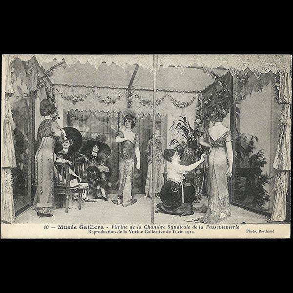 Exposition de Turin - Vitrine de Collectivité de la Chambre Syndicale de la Passementerie au Musée Galliera (1911)