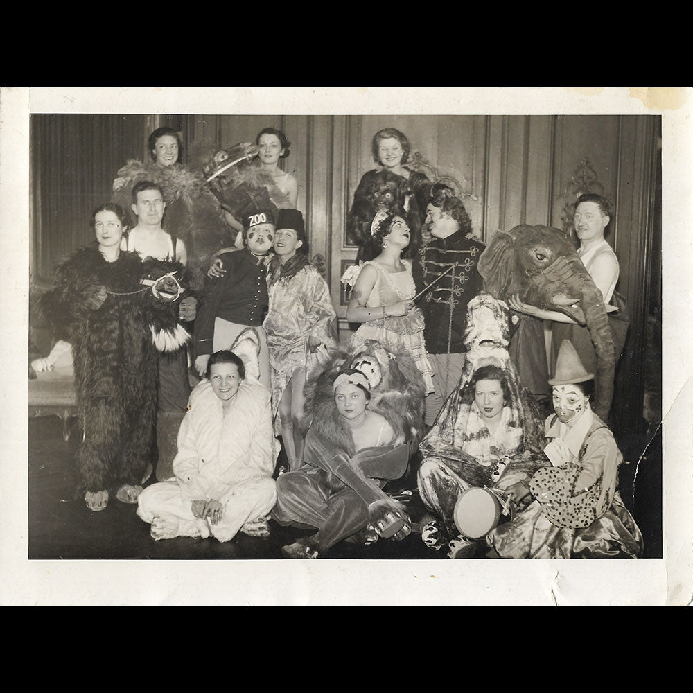 Chanel - Employées posant à la Sainte-Catherine (1933)