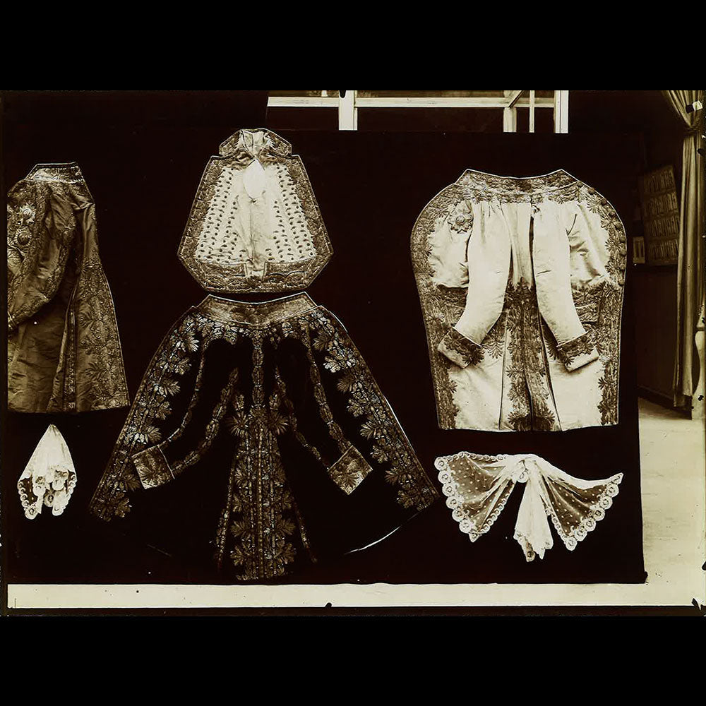 Exposition Universelle de Paris - Musée Centennal du Costume, Réunion de 24 tirages (1900)