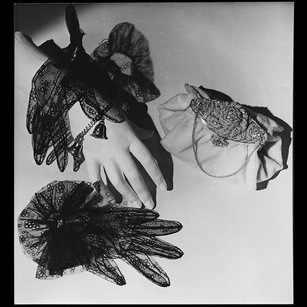 Crespi - Des gants de Chantilly et le sac d'Henry à la Pensée, photographie pour Fémina (1947)