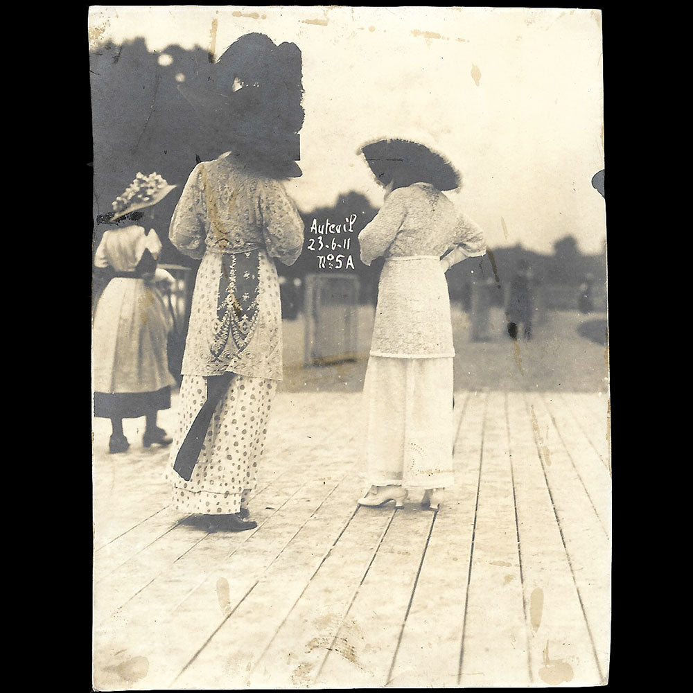 Paul Géniaux - La mode aux courses d'Auteuil, réunion de 5 photographie (1911)