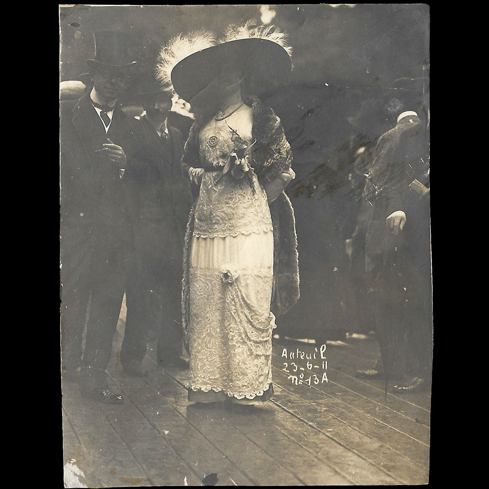 Paul Géniaux - La mode aux courses d'Auteuil, réunion de 5 photographie (1911)