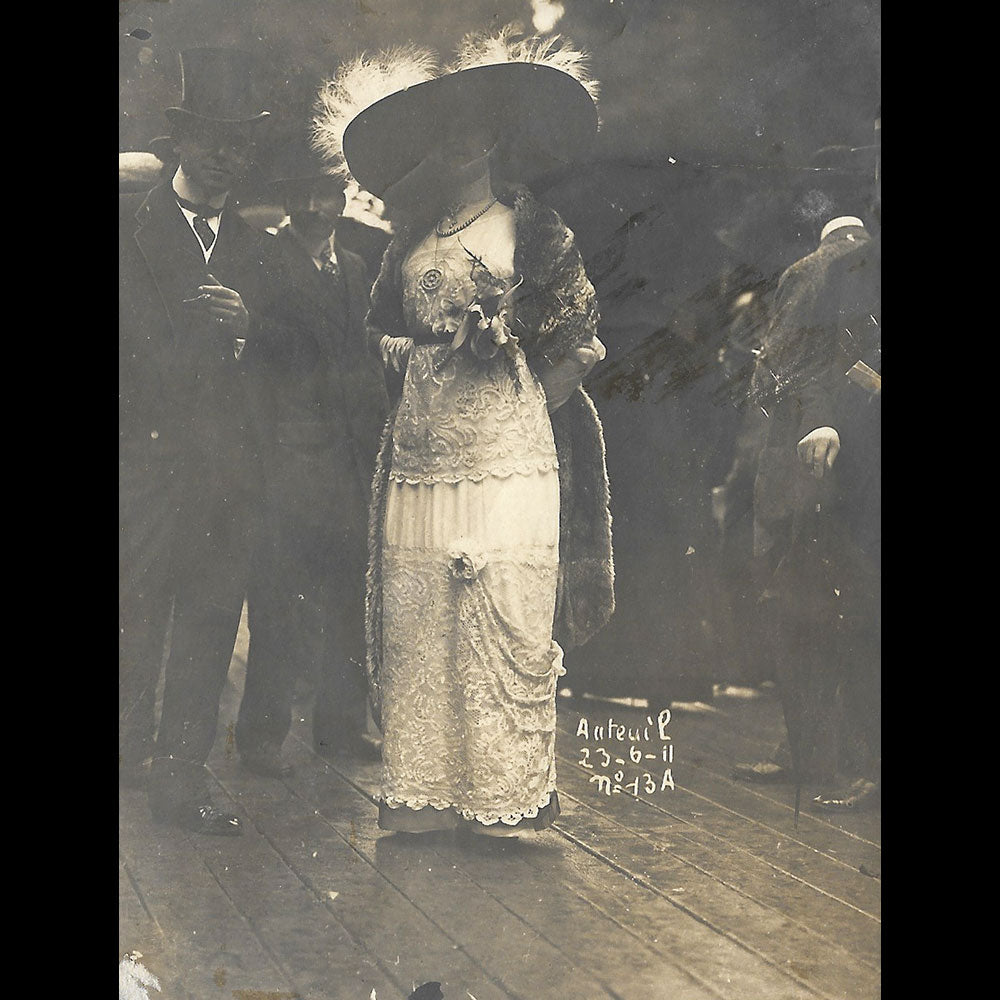 Paul Géniaux - La mode aux courses d'Auteuil, réunion de 5 photographie (1911)