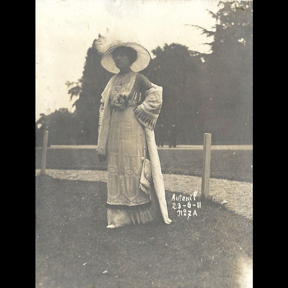Paul Géniaux - La mode aux courses d'Auteuil, réunion de 5 photographie (1911)