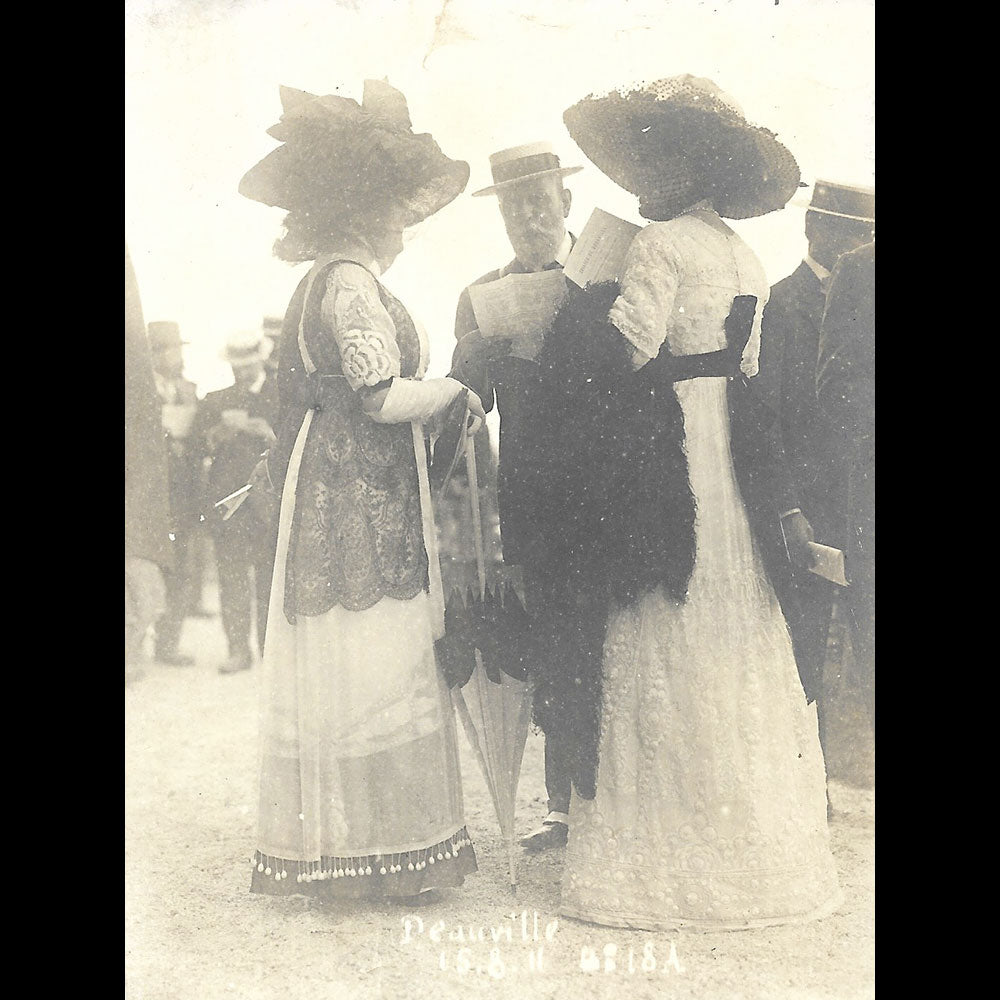 Paul Géniaux - La mode aux courses de Deauville, réunion de 4 photographies (1911)