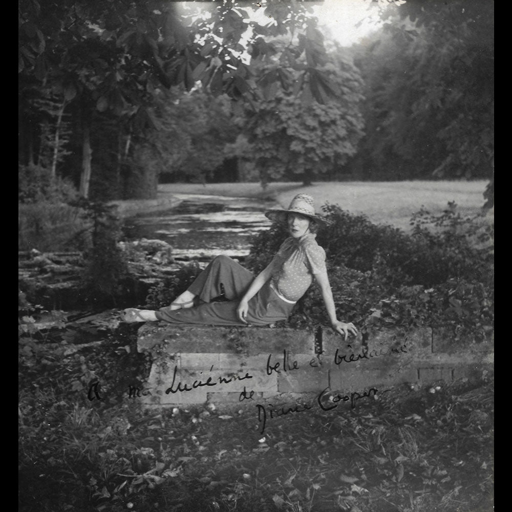 Caroline Reboux - Portrait de Lady Diana Cooper par Cecil Beaton dédicacé à Lucienne Rabaté (circa 1945)