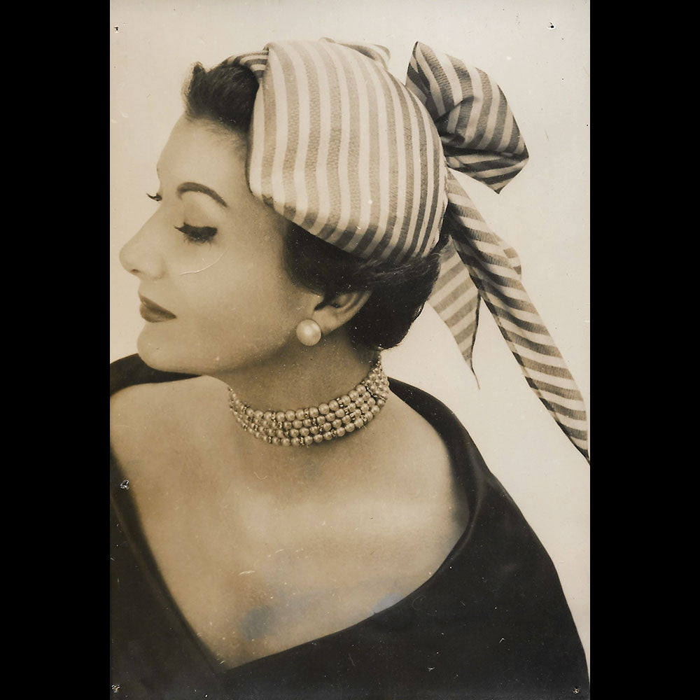 Marie Christiane - Toque en tissu rayé (1952)