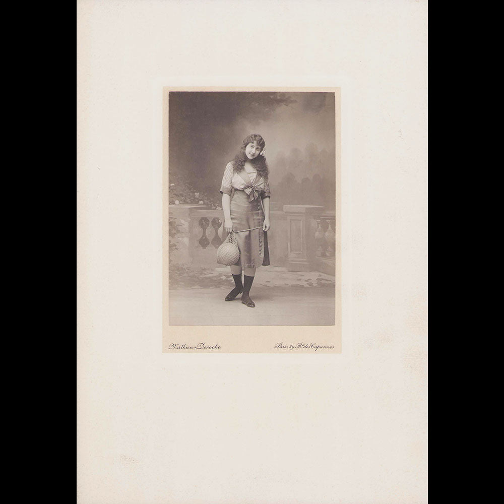 Portrait d'une élégante, réunion de 6 tirages du studio Mathieu Deroche (circa 1905-1910)