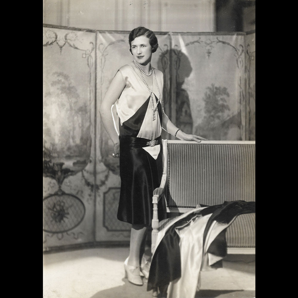 Philippe et Gaston - Robe en satin noir et blanc, photographie de Paul O'Doyé (circa 1928)