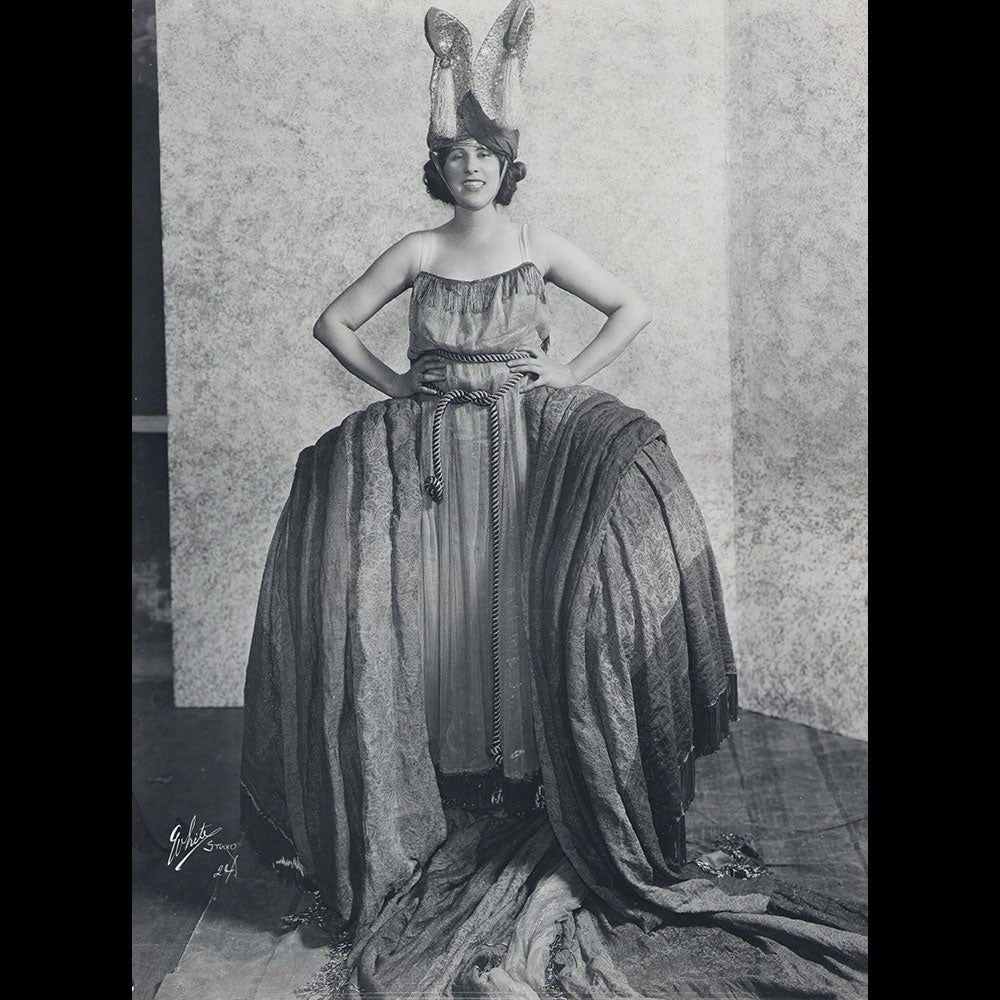 Clara Burton, portrait photographique dans un costume de Paul Poiret pour Afgar (1920)