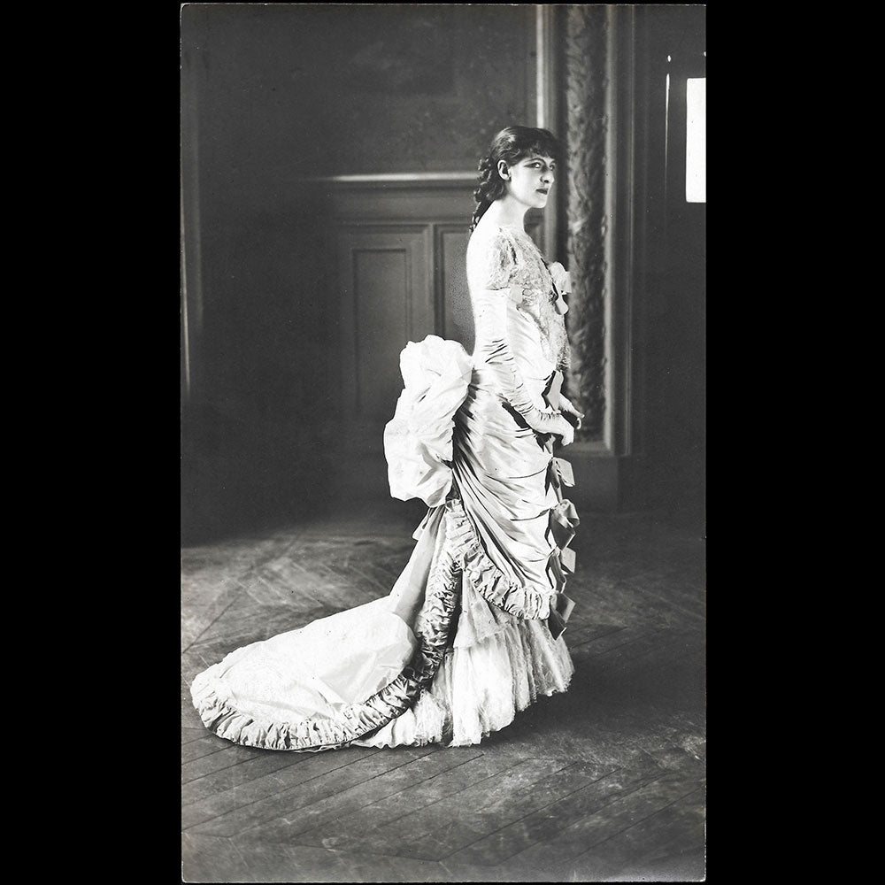 Poiret - Robe de bal d'inspiration années 1880 de Paul Poiret, tirage de Lipnitzki (1924)