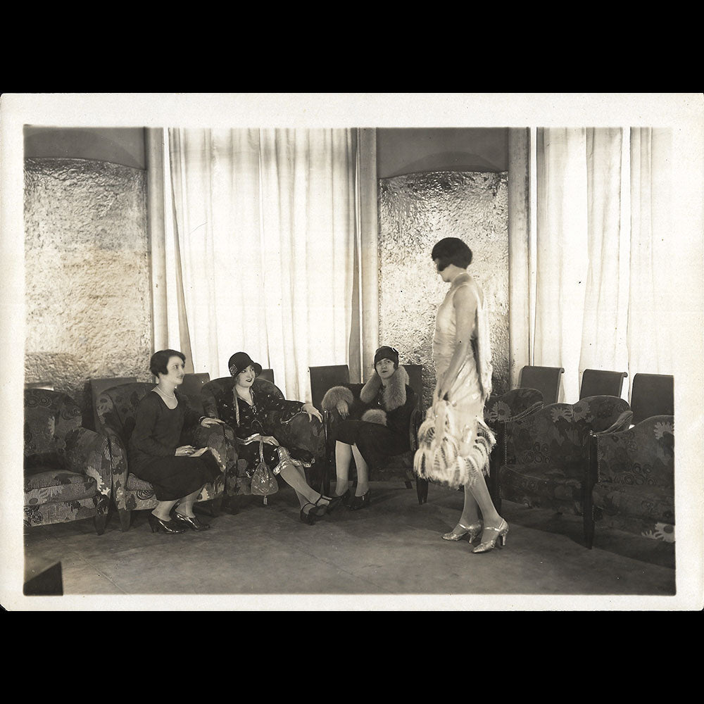 Poiret - Visite de deux clientes à la maison de couture, réunions de 6 tirages (circa 1925)