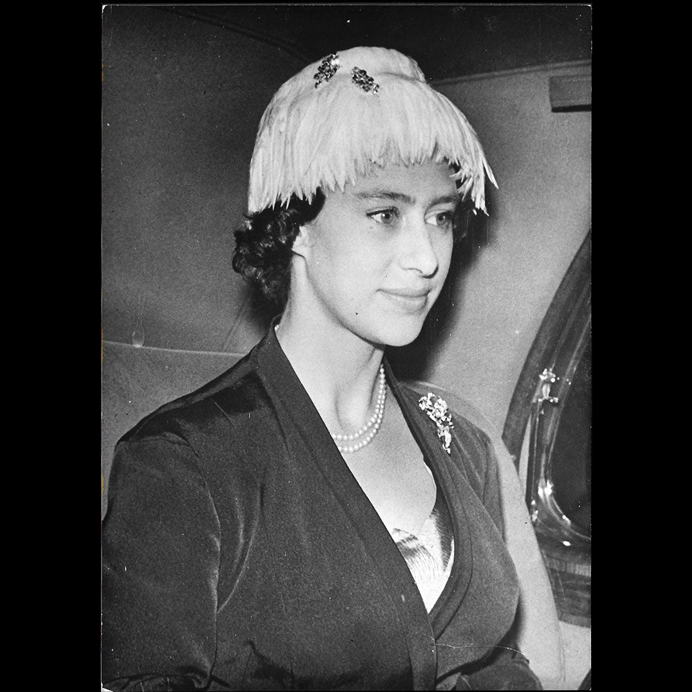 Princess Margaret portant un manteau bleu marine et une cloche de plumes blanchies (1956)