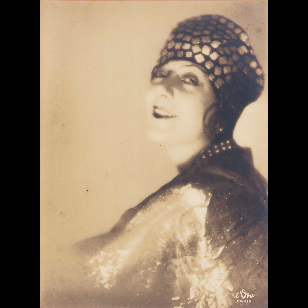 Le Monnier - Portrait d'Andrée Spinelly coiffée d'une toque de paille, photographie de D'Ora (1928)