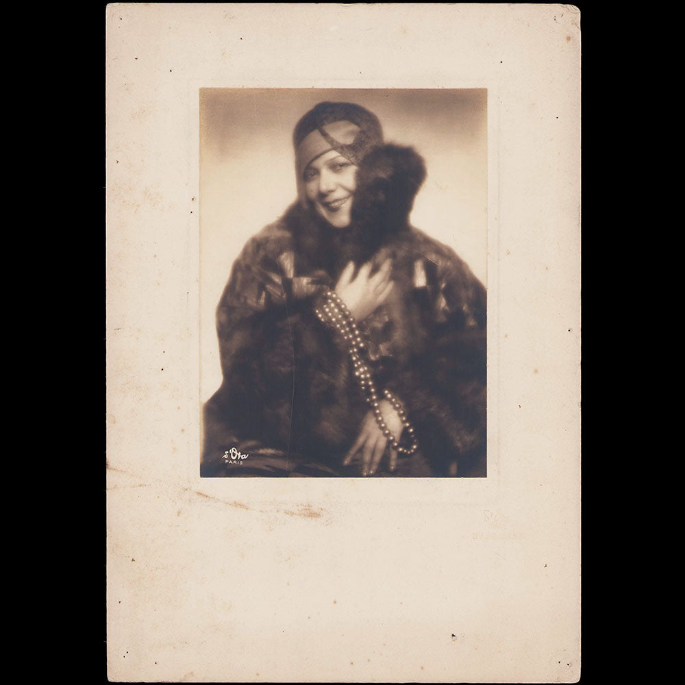 Louiseboulanger - Portrait d'Andrée Spinelly en manteau bordé de fourrure, photographie de D'Ora (circa 1925-1930)