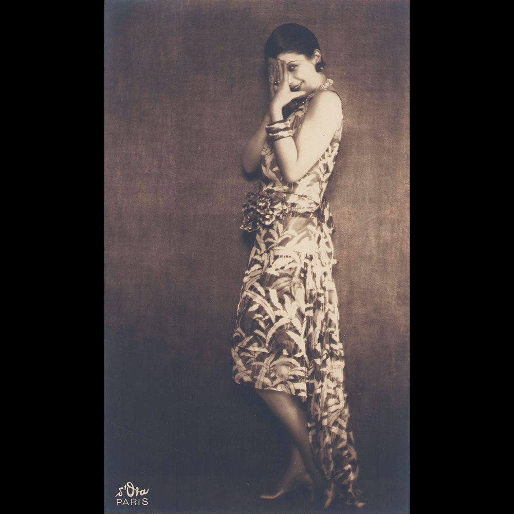 Louiseboulanger - Portrait d'Andrée Spinelly en robe du soir de mousseline imprimée, photographie de D'Ora (1929)