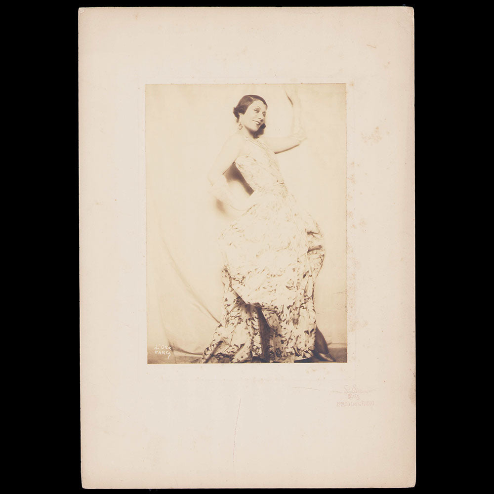 Louiseboulanger - Portrait d'Andrée Spinelly en robe imprimée, photographie de D'Ora (1930)