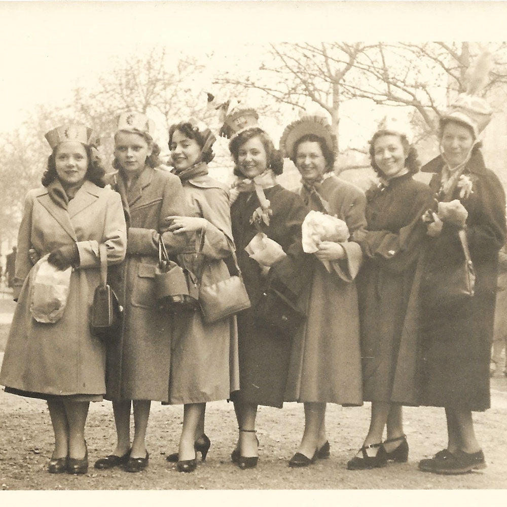 Balenciaga - Employées posant à la Sainte-Catherine (1953)