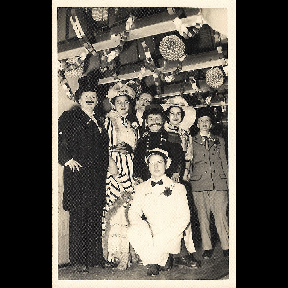 Christian Dior - Employées fêtant la Sainte-Catherine (1954)