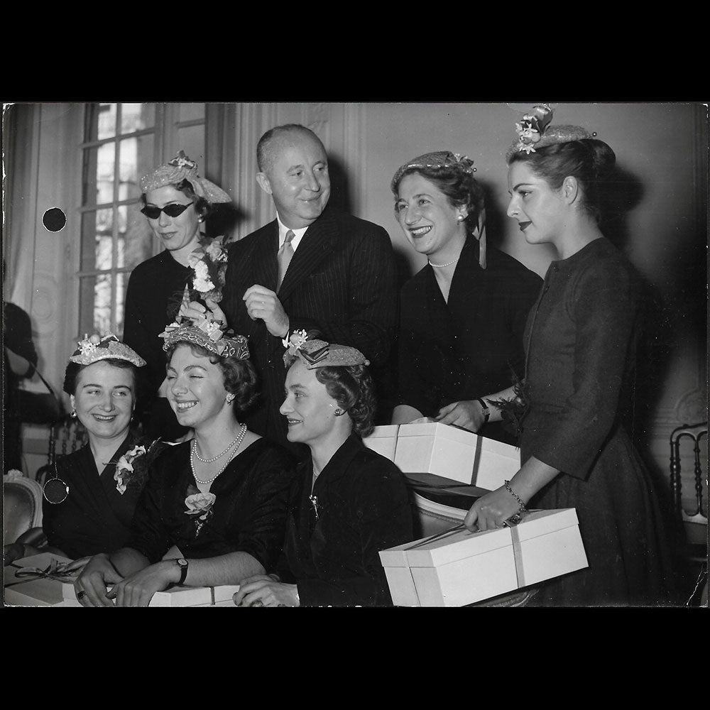 Christian Dior - Employées fêtant la Sainte-Catherine (1954)