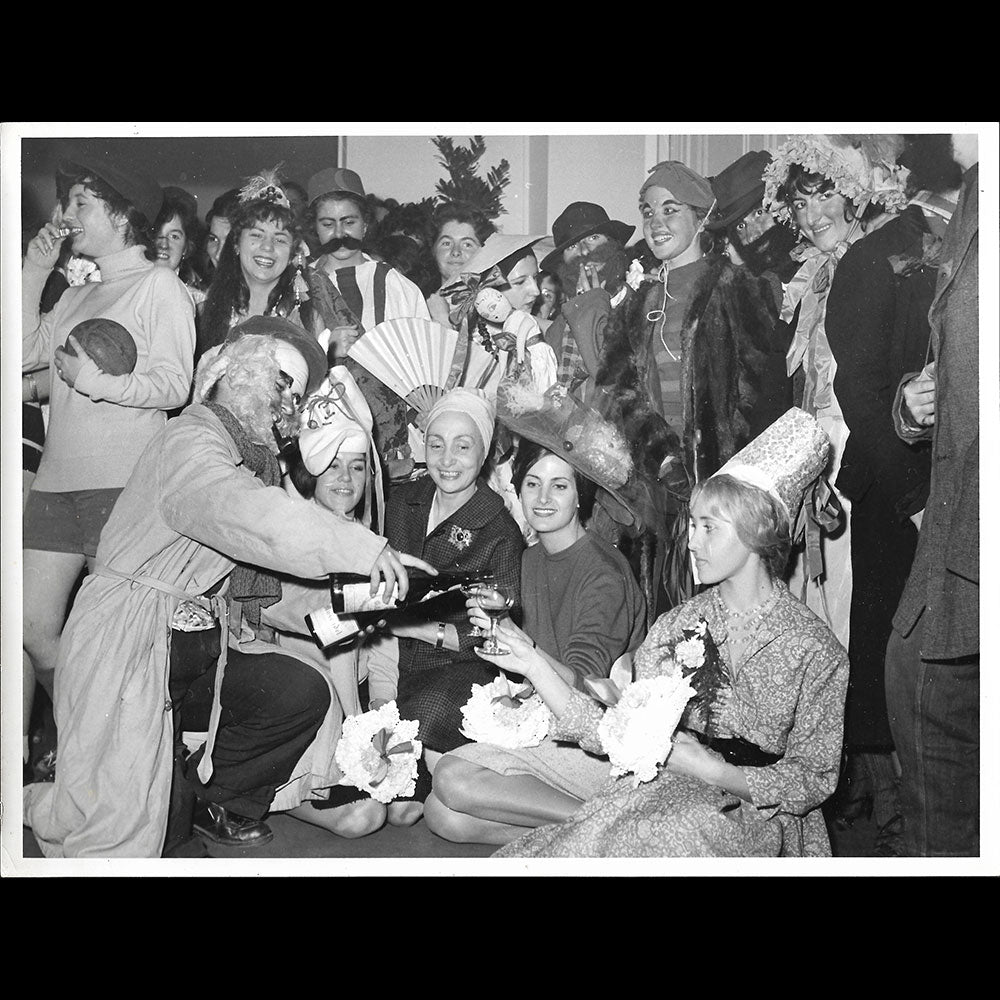 Grès - Madame Grès entourée de ses catherinettes (1959)