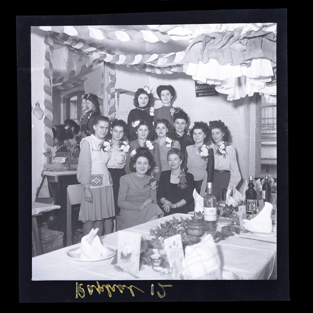 Raphael - Employées posant à la Sainte-Catherine, réunion de 15 négatifs (circa 1947)