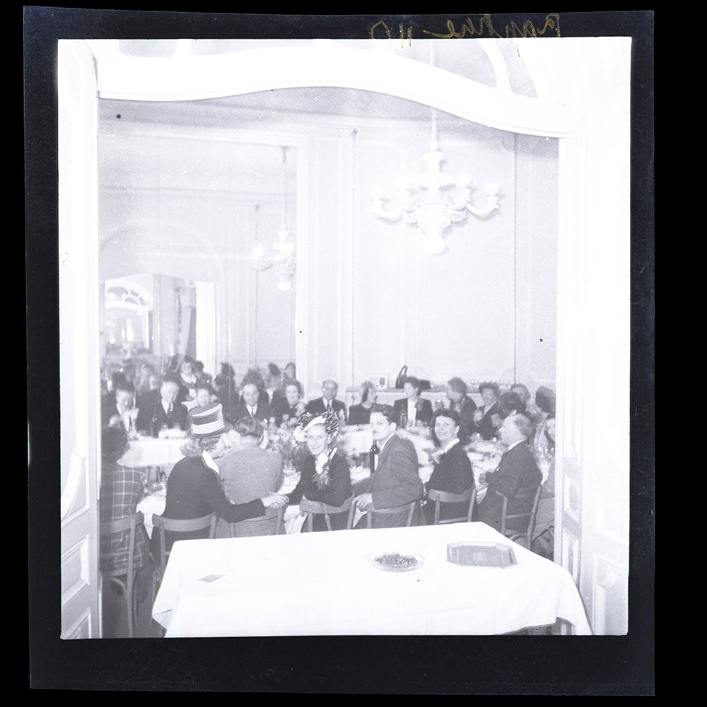 Raphael - Employées posant à la Sainte-Catherine, réunion de 15 négatifs (circa 1947)