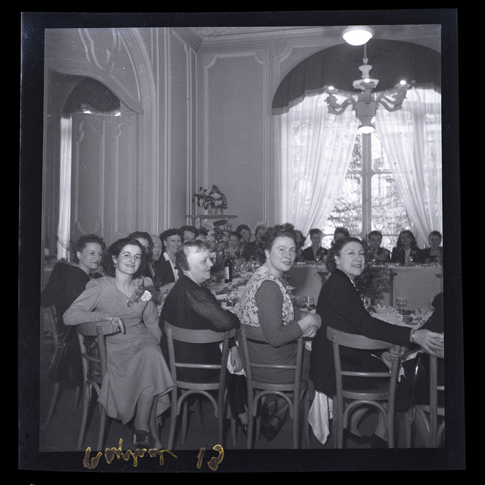 Raphael - Employées posant à la Sainte-Catherine, réunion de 15 négatifs (circa 1947)