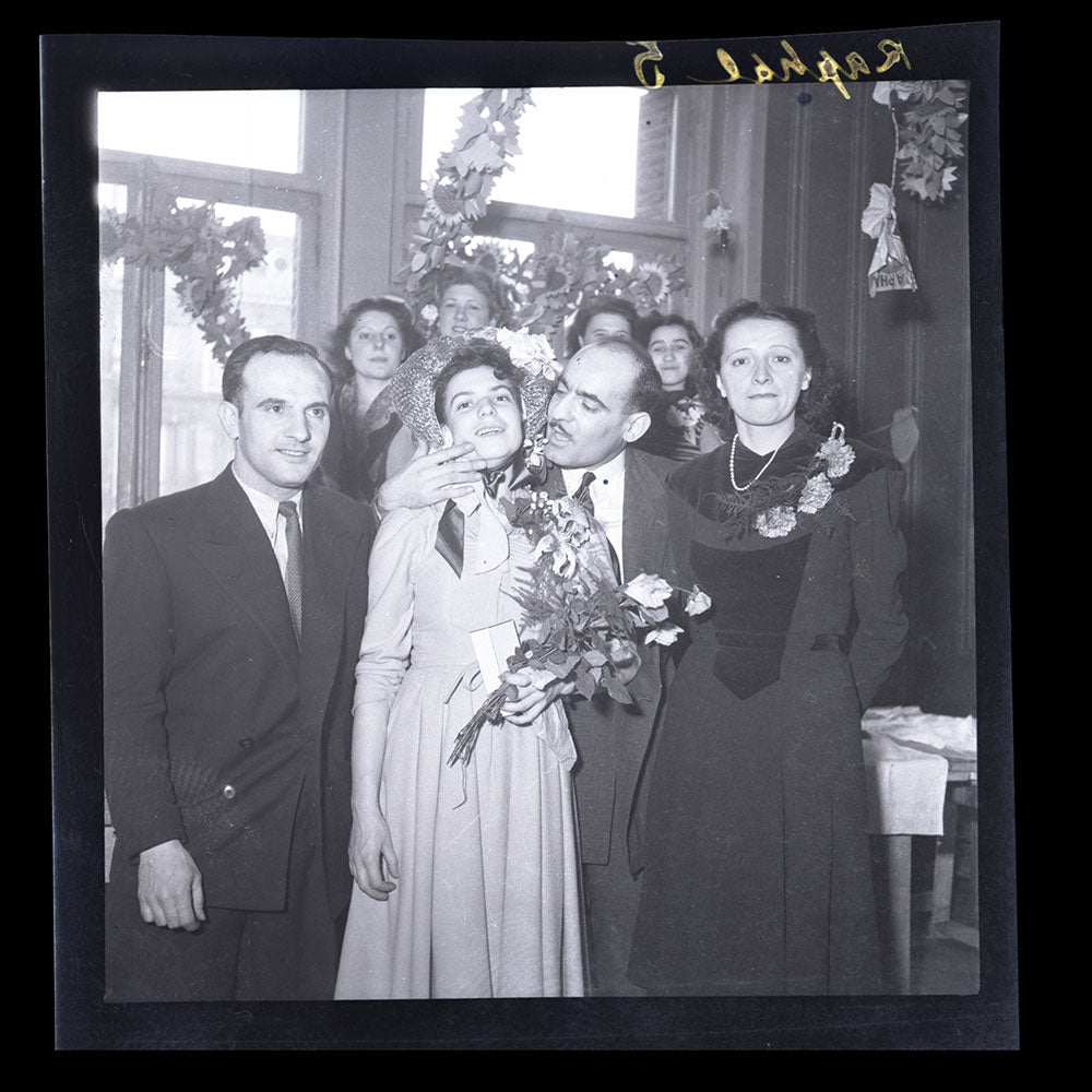 Raphael - Employées posant à la Sainte-Catherine, réunion de 15 négatifs (circa 1947)