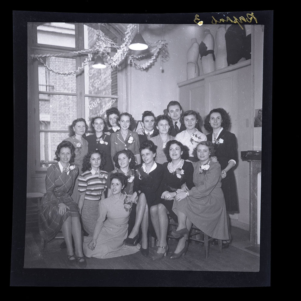 Raphael - Employées posant à la Sainte-Catherine, réunion de 15 négatifs (circa 1947)