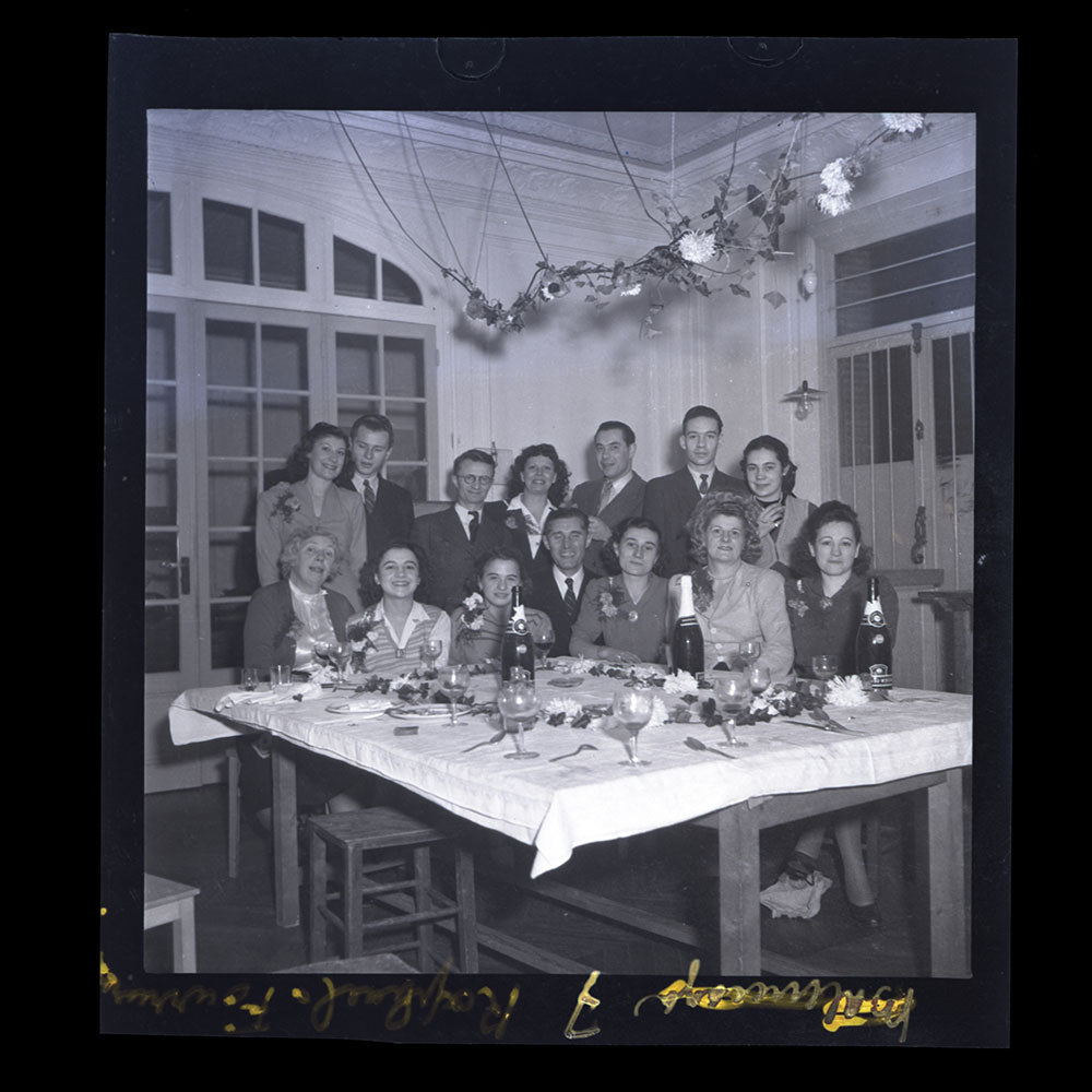 Raphael - Employées posant à la Sainte-Catherine, réunion de 15 négatifs (circa 1947)