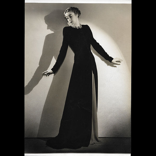 Molyneux - Robe du soir pour l'automne-hiver 1938, photographie d'époque de François Kollar